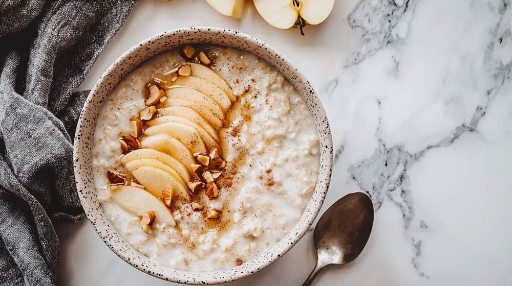 Porridge di mele e noci di macadamia Porridge di mele e noci di macadamia